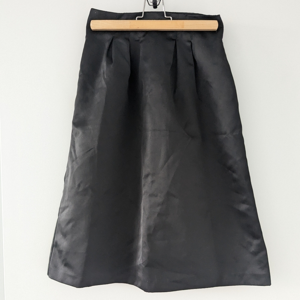 H&M black size 2 skirt with pockets